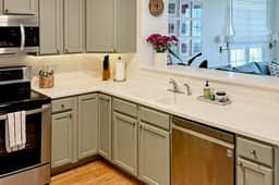 Stylish Oceanview Condo: Pool, Parking & Prime Location! - Image 5