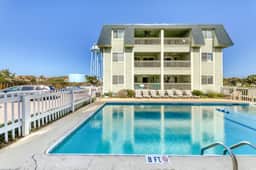 Updated condo by the beach with balcony & pool - walk to IOP dining & shops - Image 3