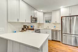 Scenic view cottage w/ Free Wifi - just a short walk to the beach & park - Image 5