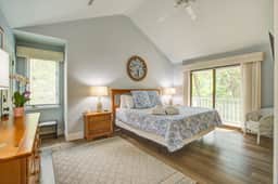 Spacious, dog-friendly home with screened porch, next to the beach path - Image 4