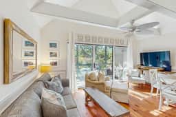Lovely second-floor villa w/ great location – walk to beach, golf & activities - Image 3