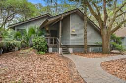 Cottage with natural wooded view - walking distance to beach/ lots of trails - Image 2
