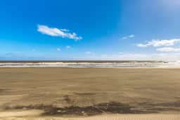 Spacious oceanfront home w/ stunning views, large deck - private access to beach - Image 3