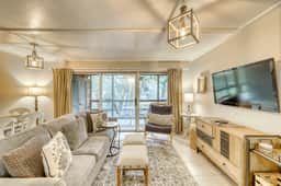 Well-equipped Condo with Screened Porch & Lake View - Near Beach, Dogs Welcome - Image 2