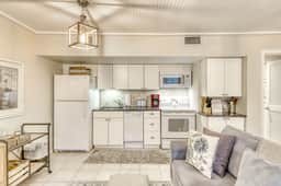 Well-equipped Condo with Screened Porch & Lake View - Near Beach, Dogs Welcome - Image 5