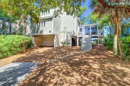 Centrally located to local attractions, close to beach access & marsh views - Image 3