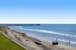 Oceanfront, third-floor villa with great views, balcony & 2 shared pools - Image 3