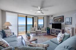 Oceanfront, third-floor villa with great views, balcony & 2 shared pools - Image 4