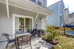 Dog-friendly townhouse with enclosed patio, outdoor dining, desk, W/D, & AC - Image 3