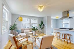 Delightful sun-filled getaway w/ patio, W/D, & AC - close to Park Circle - Image 3