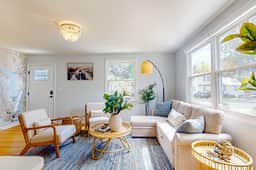 Delightful sun-filled getaway w/ patio, W/D, & AC - close to Park Circle - Image 4