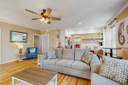 Charming home with enclosed porch, WiFi, & central AC - walk to beach and shops - Image 4