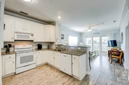 Fantastic condo with water-view, pool, balcony, central AC, & washer/dryer - Image 4