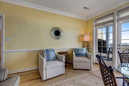 Third-floor condo with views of the ocean & shared pool - Image 4