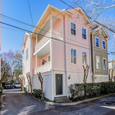 2-story downtown Charleston house with balcony, washer/dryer, central AC, WiFi