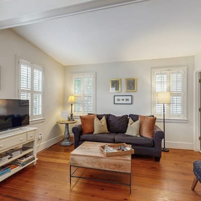 Charming carriage house w/ original hardwoods, W/D & antique bed - 1 dog OK