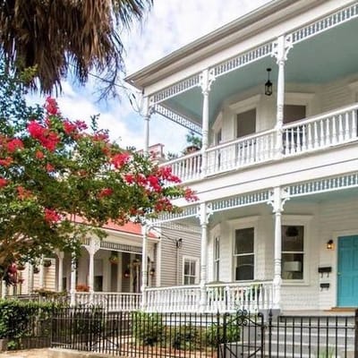 Historic downstairs home in downtown Charleston w/free WiFi - perfect for groups