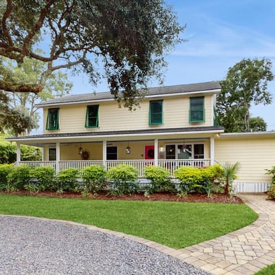Old Village hideaway with covered porches, grill, alfresco dining & fenced yard