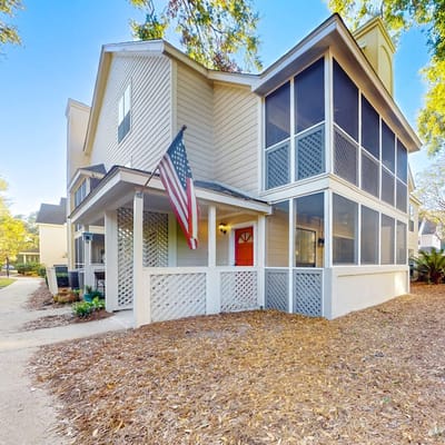Stylish dog friendly, ground-floor getaway with pool, washer/dryer, & AC