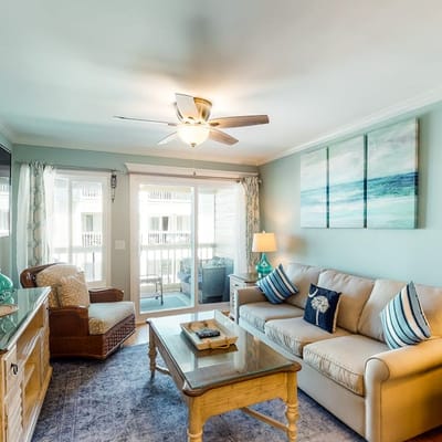 Updated condo by the beach with balcony & pool - walk to IOP dining & shops