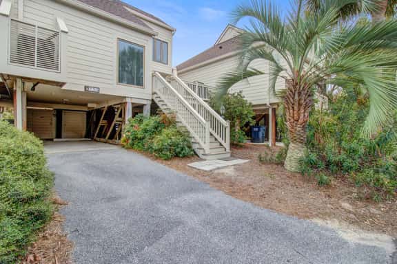 Bright villa with lagoon & fairway views - walk to the beach & golf - Image 1