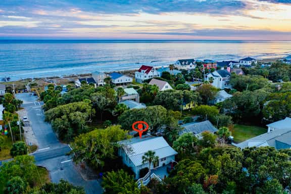 Family-friendly beach cottage w/deck, screened porch, grill - Image 1