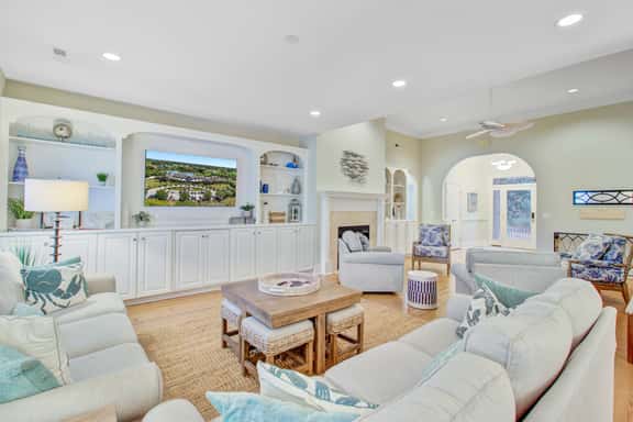 Sunny island home with golf course view, pool, tennis, washer/dryer, & AC - Image 1