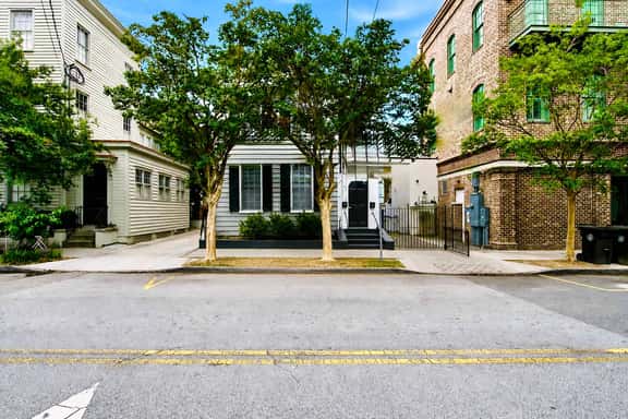 Charming downtown apartment just steps to King Street - Image 1