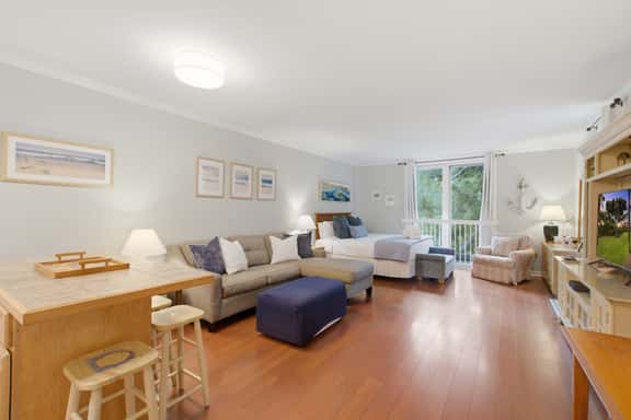 Lovely condo with free WiFi & shared tennis courts - close to golf & beaches - Image 1