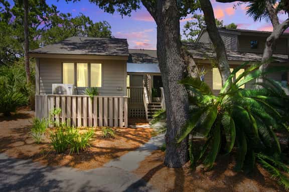 Riverfront condo w/ shared pool plus access to tennis & gym - Image 1