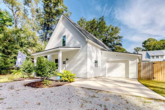 Modern cottage with all-new interior, patio, AC, & W/D - near beaches & golf - Image 1