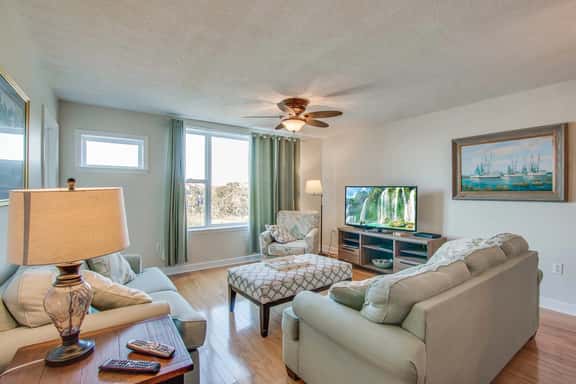 Second-floor condo with river views and access to a community pool - Image 1