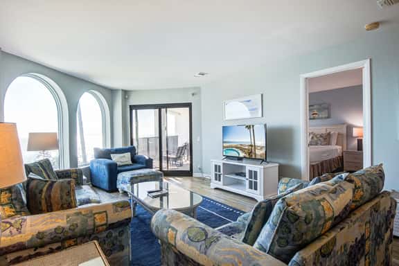 Bright and spacious condo with beach & ocean views, pool, basketball & balcony - Image 1