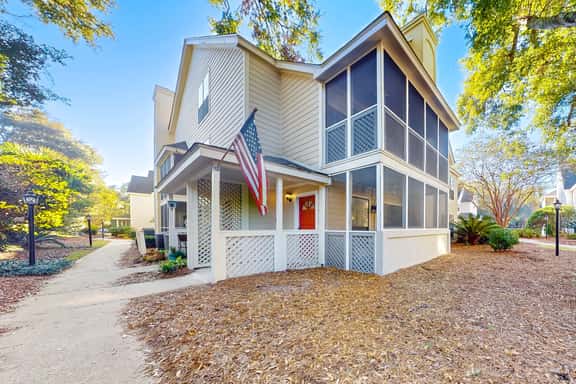 Stylish dog friendly, ground-floor getaway with pool, washer/dryer, & AC - Image 1