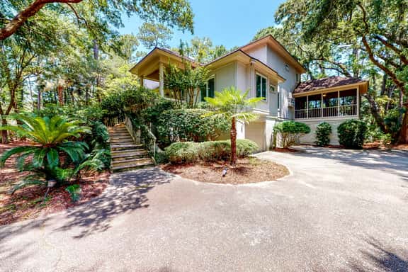 Updated island estate with serene lagoon views & 2 decks - bike to beach - Image 1