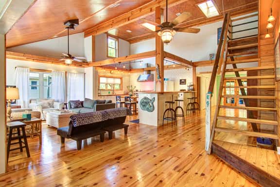 Dog-friendly tropical oasis w/ private deck/ yard - close to beach & everything - Image 1