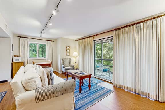 First floor villa with lagoon views within walking distance to the beach/parks - Image 1