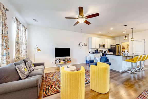 Snowbird-friendly townhouse with pool, tennis court, & central AC - Image 1