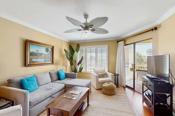 Professionally-decorated villa w/beautiful ocean views and shared pool & grill - Image 1