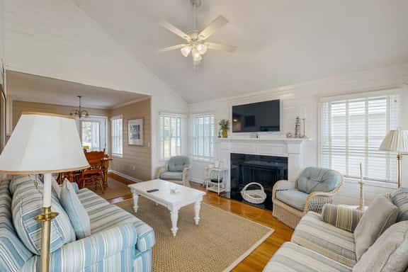 Beautifully decorated cottage steps from the beach with pool & open layout - Image 1