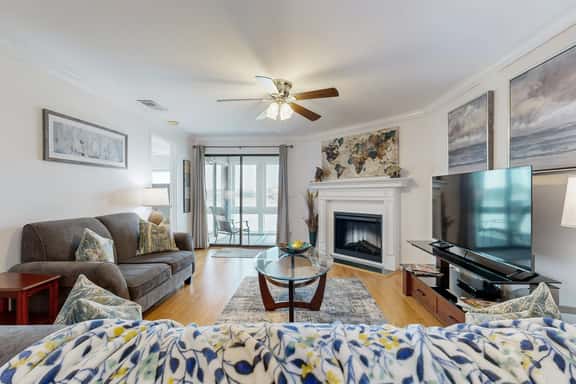 Elegant riverfront condo with access to private W/D, central AC, and pool access - Image 1