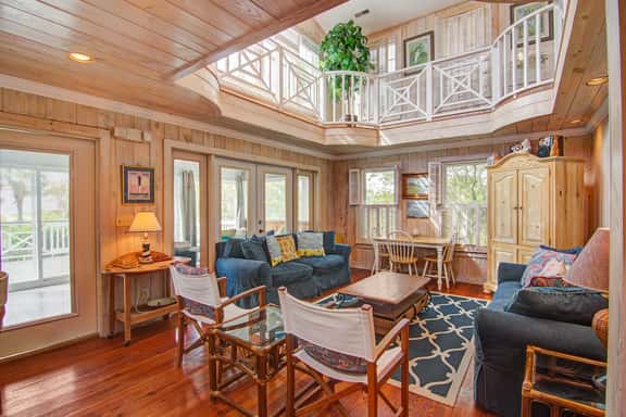 Beautiful Sullivan’s Island home next to lighthouse - easy walk to beach - Image 1