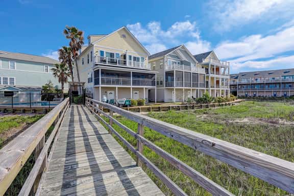 Inviting waterfront townhouse with beach access, balcony, W/D, pool & dock - Image 1