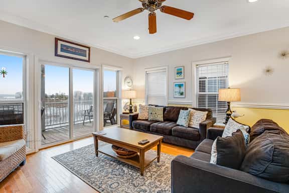 Townhouse with marsh & river views - access to crabbing dock & pool - Image 1