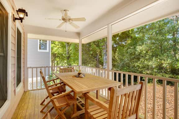 Casual cottage w/screened porch & shared pool - walk to the beach - Image 1