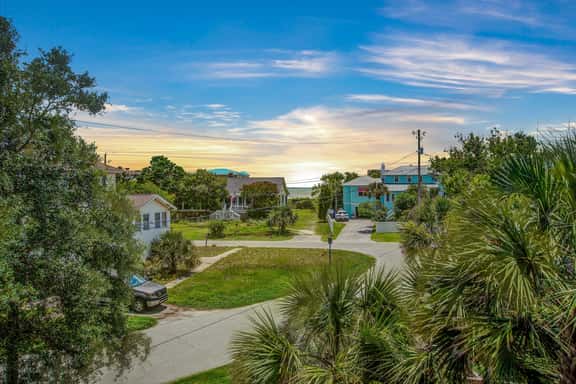 Restful beach home w/ large screen porch and open deck - easy walk to beach - Image 1