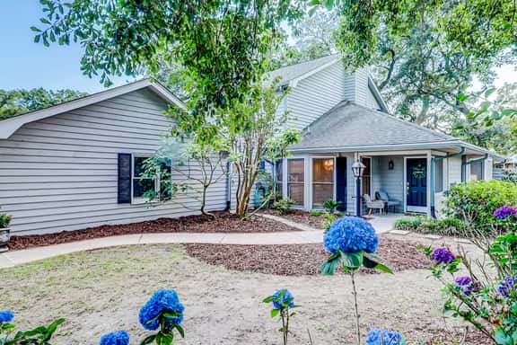 Coastal cottage with yard, near shopping & dining in Old Village District - Image 1