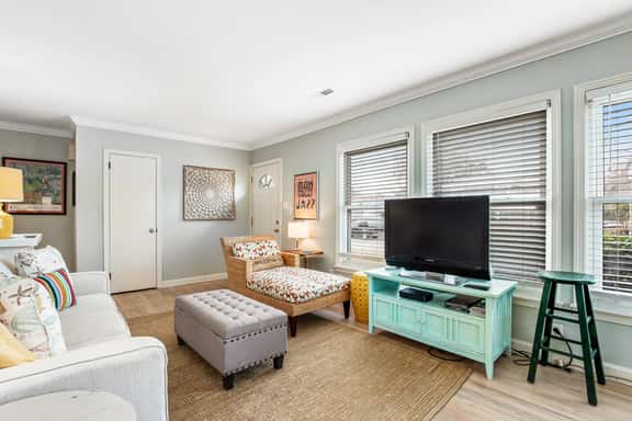 Darling, renovated home w/ beautiful backyard, W/D & WiFi - near beaches - Image 1