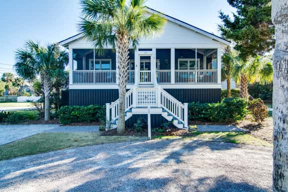 Dog-friendly coastal cottage w/deck & private gas grill - short walk to beach - Image 1