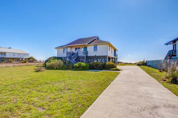 Stylish Oceanfront Home in a Great Location with WiFi & a Wood-Burning Fireplace - Image 1